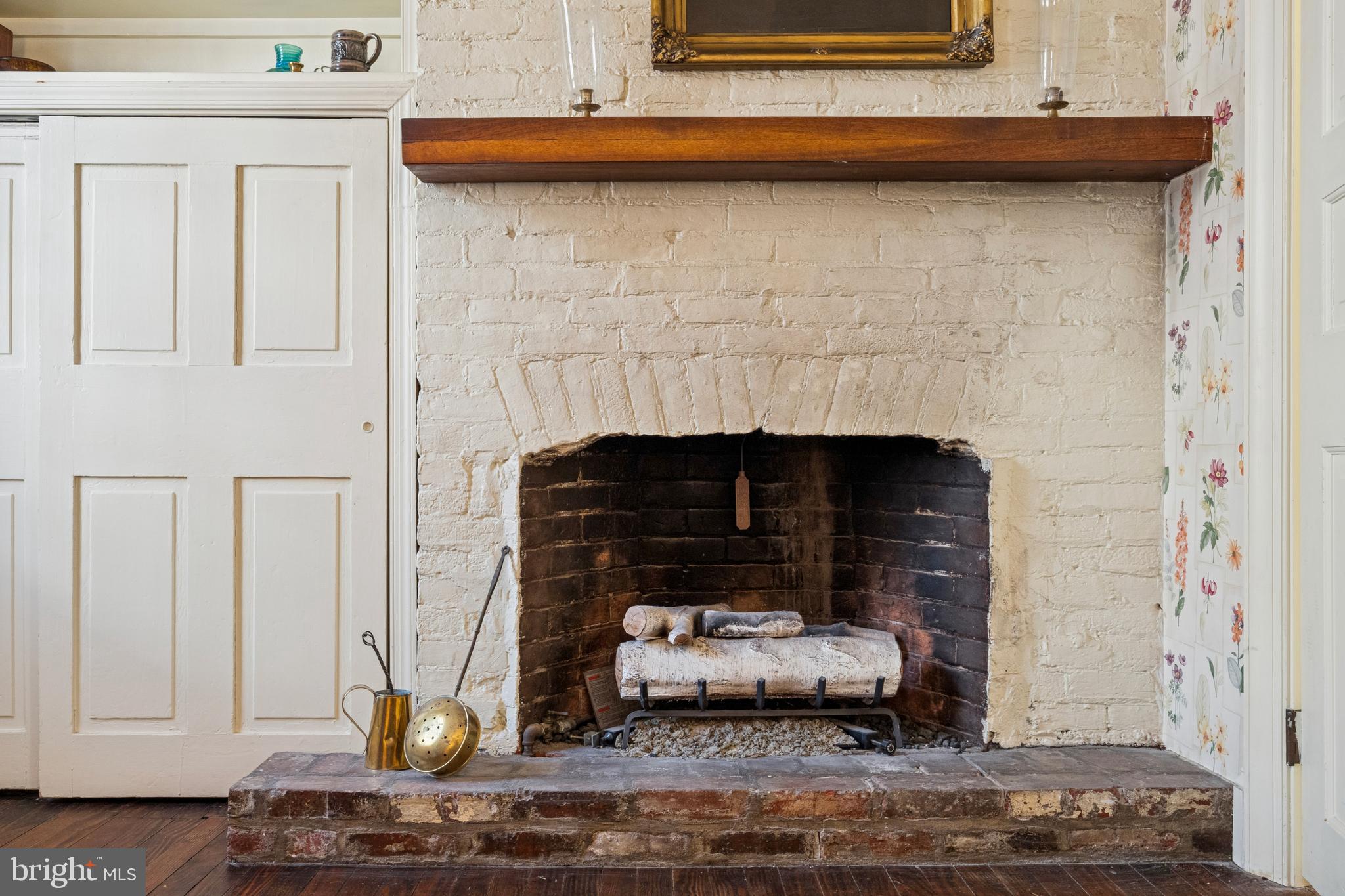 524 Delancey Street Philadelphia, PA 19106 - Photo 22 of 38 Gas Fireplace