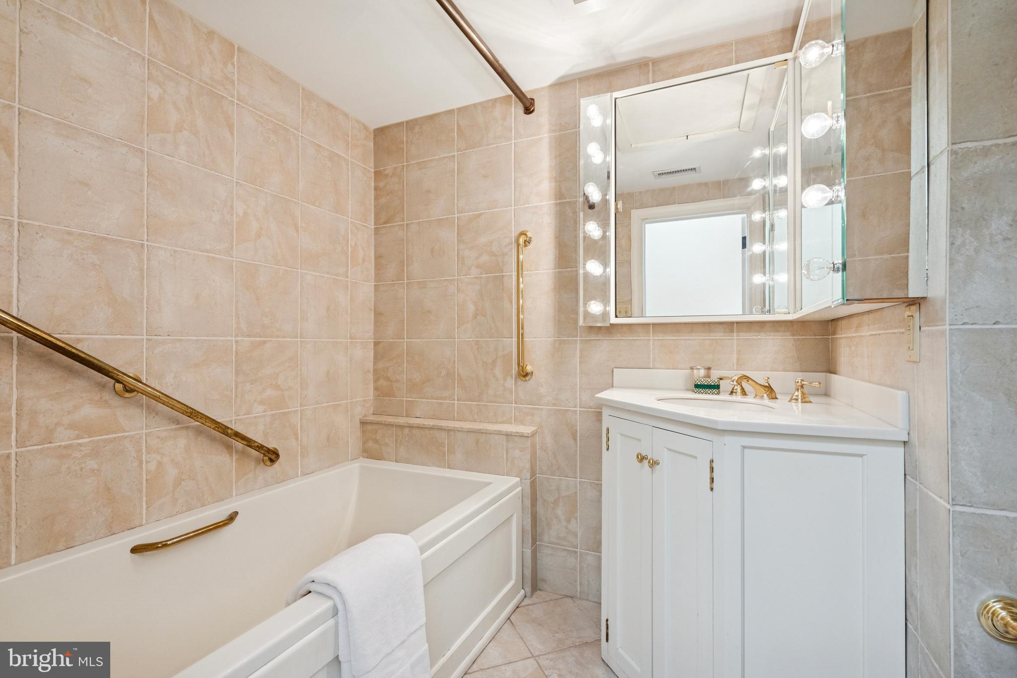 524 Delancey Street Philadelphia, PA 19106 - Photo 31 of 38 Hall Full Bath