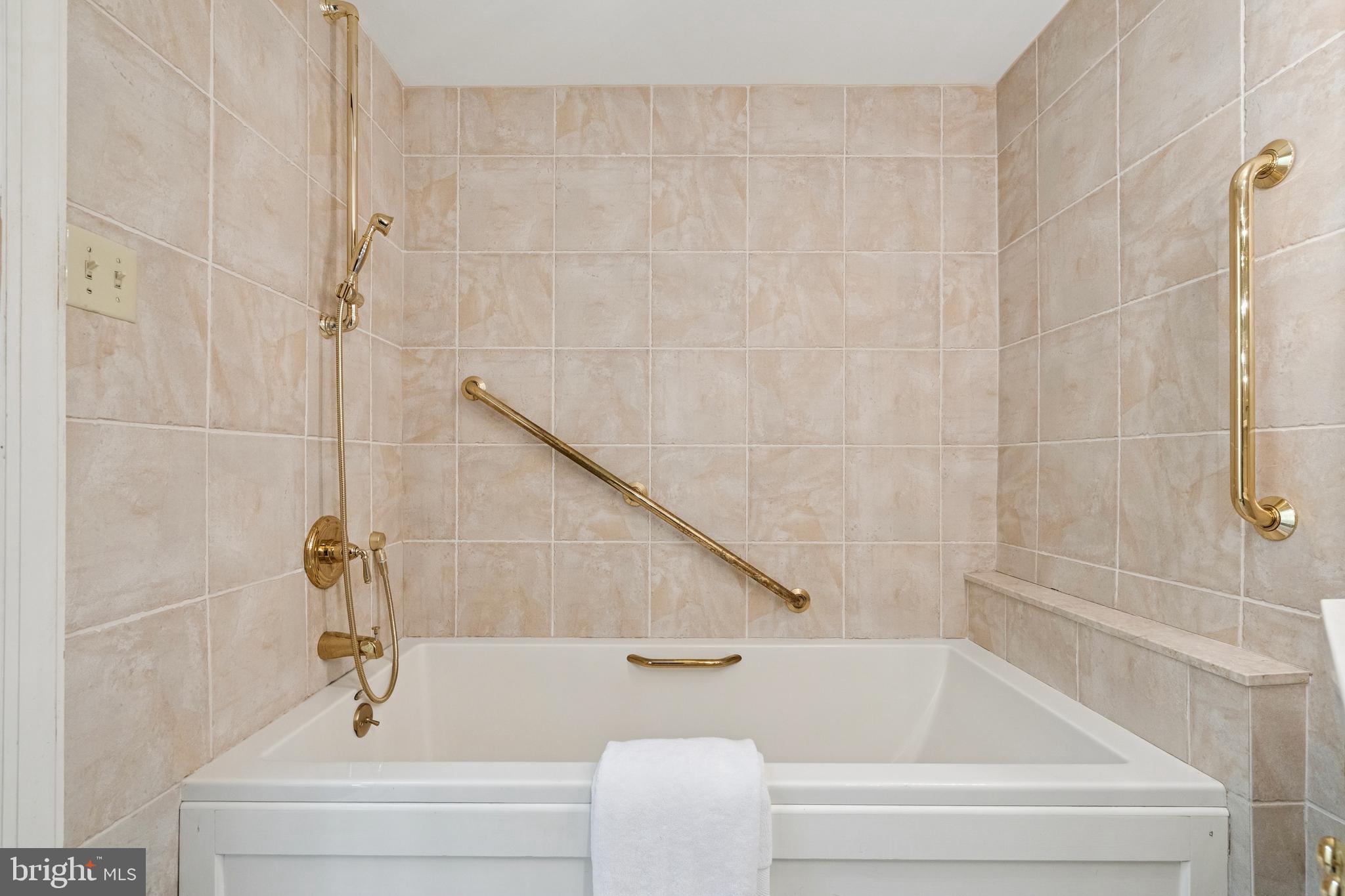 524 Delancey Street Philadelphia, PA 19106 - Photo 32 of 38 Soaking Tub