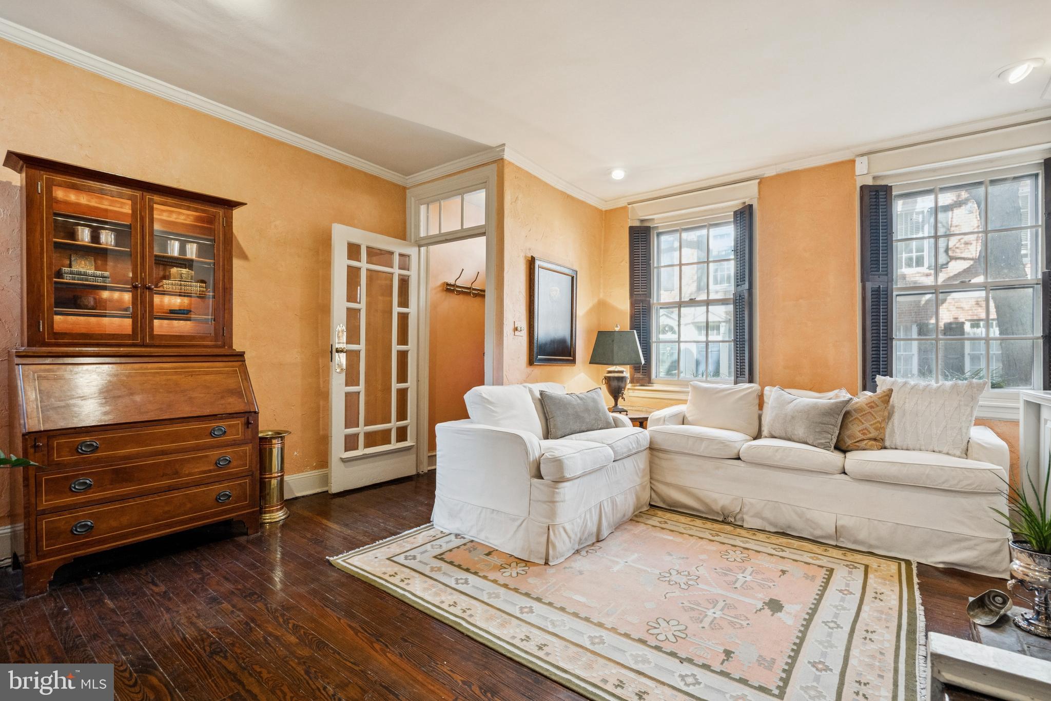 524 Delancey Street Philadelphia, PA 19106 - Photo 5 of 38 Living Room