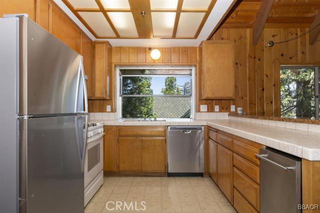 312 Hillside Road Lake Arrowhead, CA 92352 - Photo 10 of 24