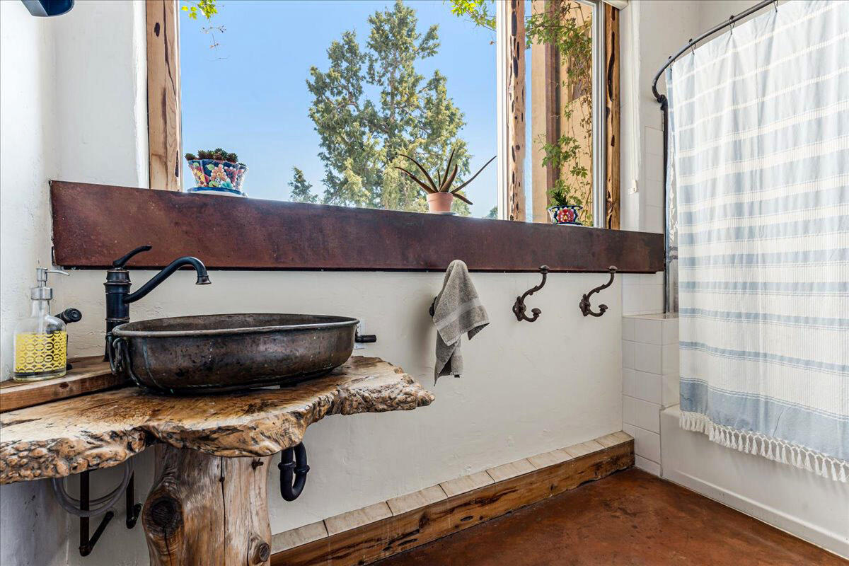 65580 Sisemore Road Bend, OR 97703 - Photo 26 of 67 Bathroom 1