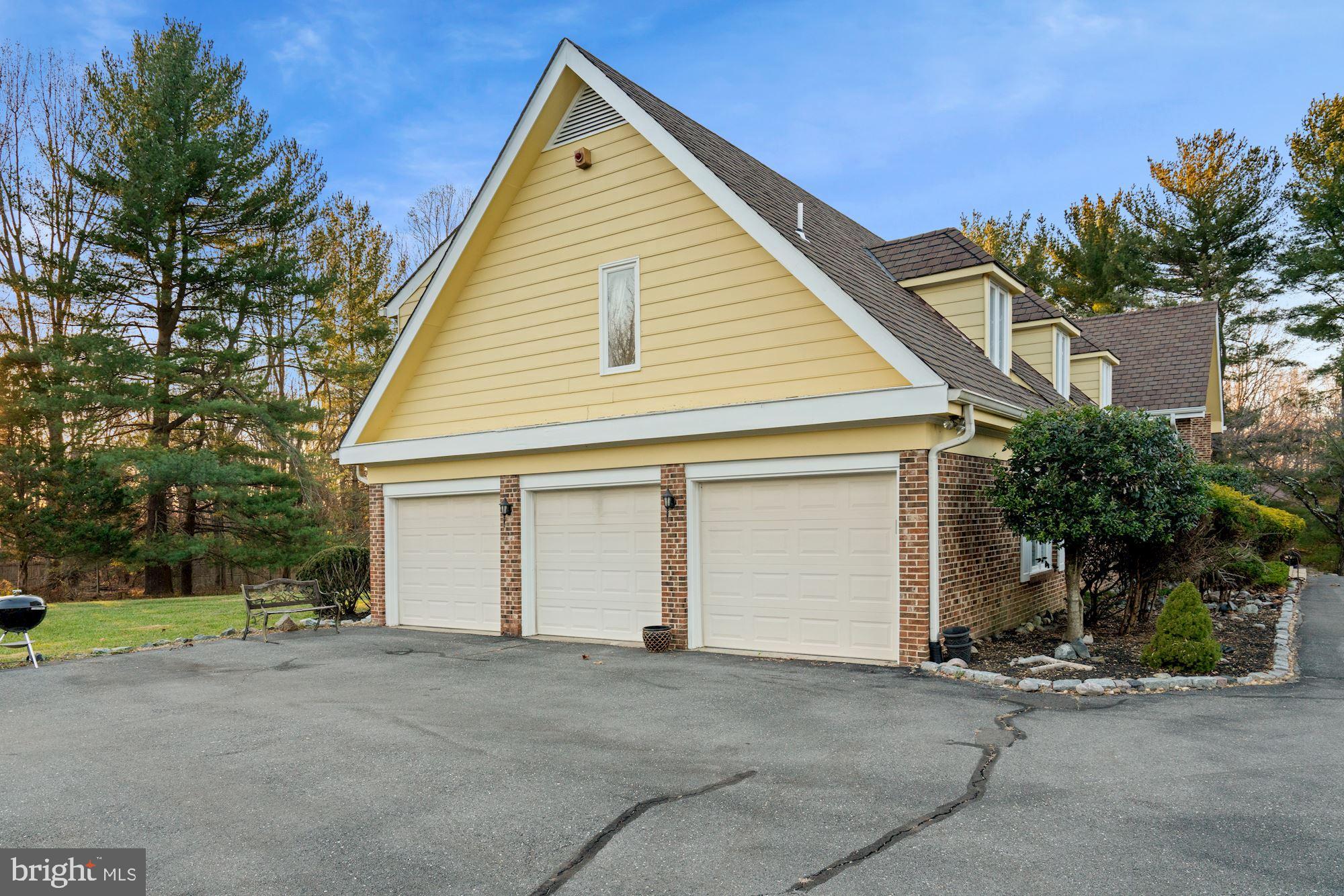 6 Travilah Terrace Potomac, MD 20854 - Photo 4 of 49 Side-Facing 3-Car Garage