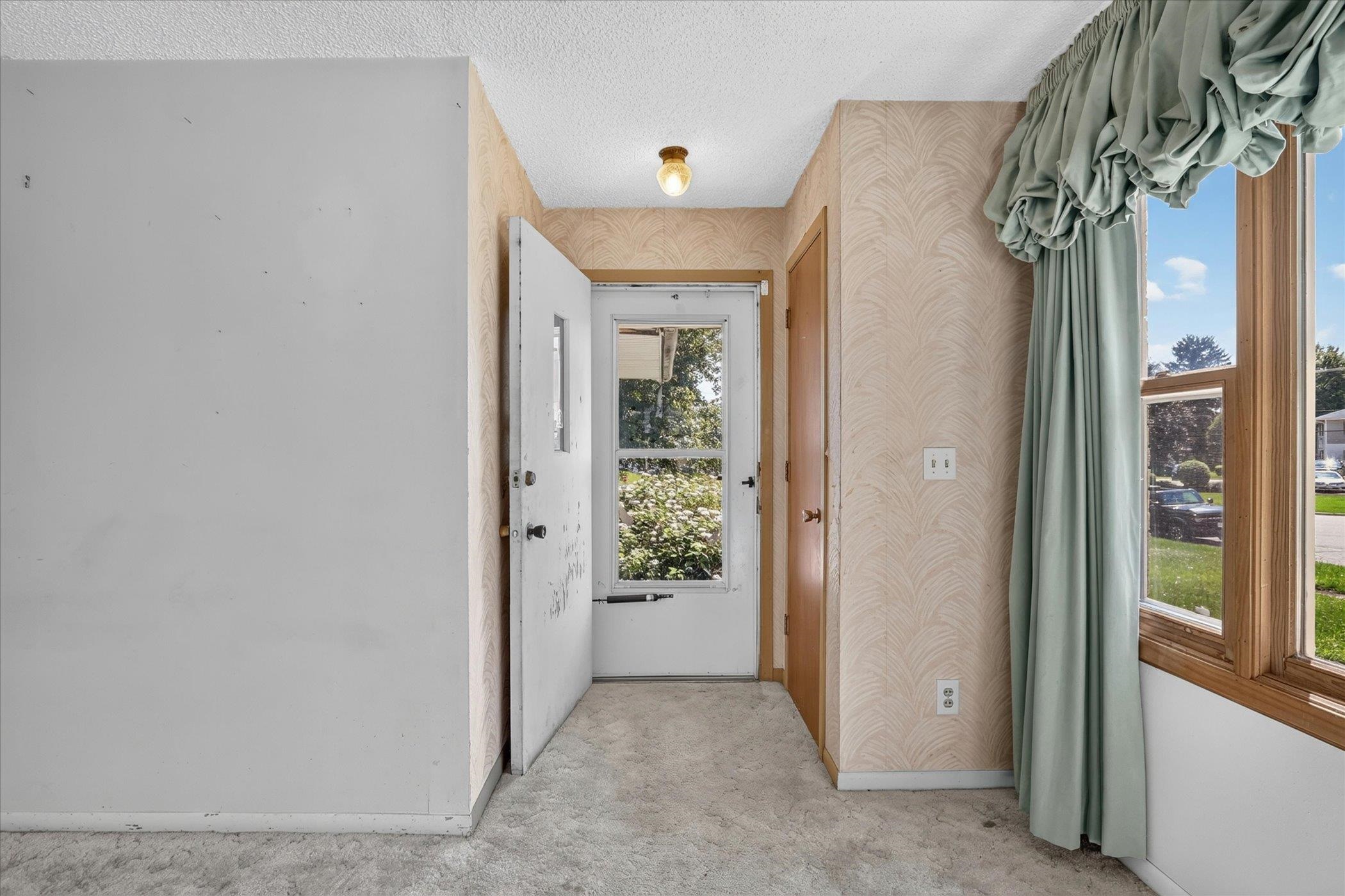 1941 Masters Street Beloit, WI 53511 - Photo 4 of 37