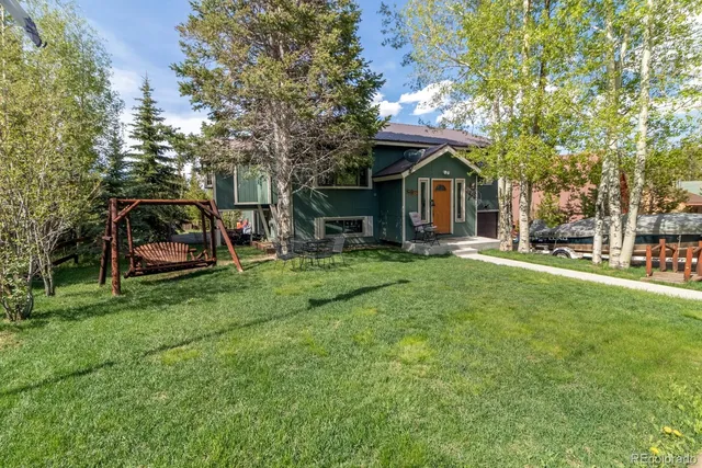 a view of a back yard of the house