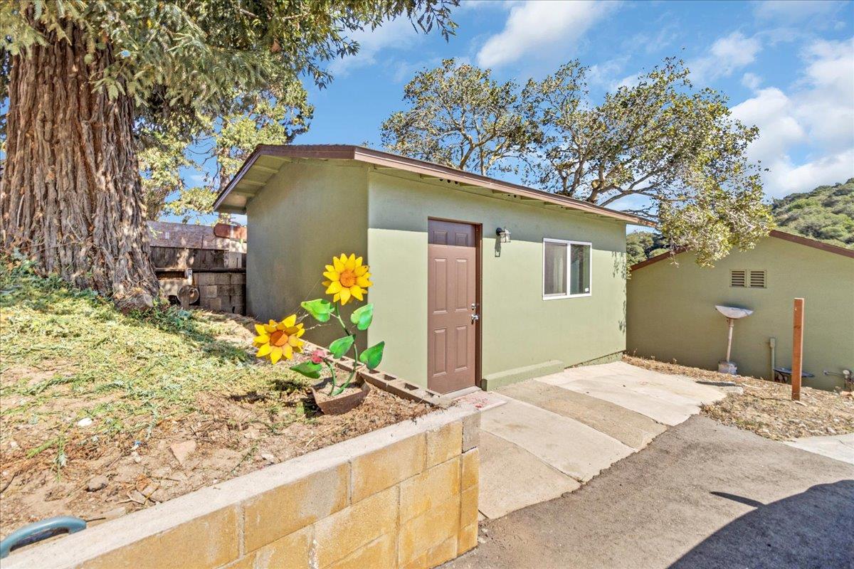 18810 Moro Road Salinas, CA 93907 - Photo 34 of 40 a view of a backyard of the house