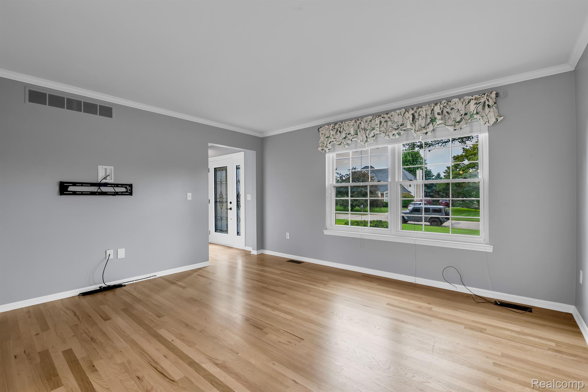 3878 Kossuth Road Lake Orion, MI 48360 - Photo 7 of 40 living room