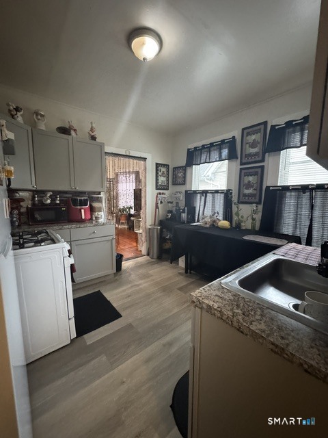 66 Windsor Avenue Meriden, CT 06451 - Photo 4 of 26 2nd floor unit