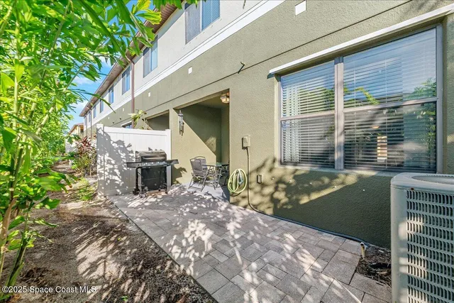 a view of outdoor space yard and porch