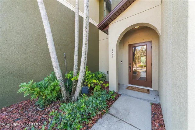 a view of entryway and kitchen