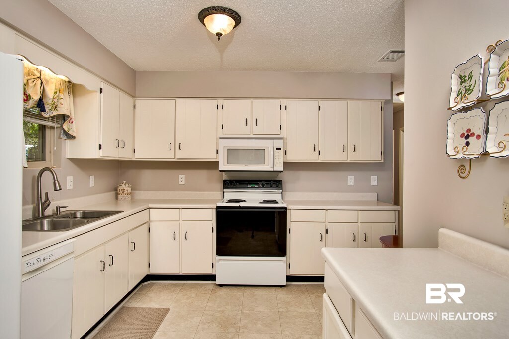 6781 Piney Woods Road Foley, AL 36535 - Photo 6 of 16 Kitchen