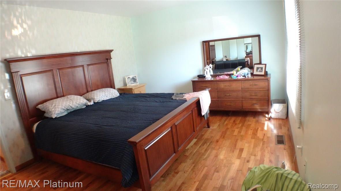 3203 Morrish Road Flushing, MI 48433 - Photo 17 of 30 Master Bedroom