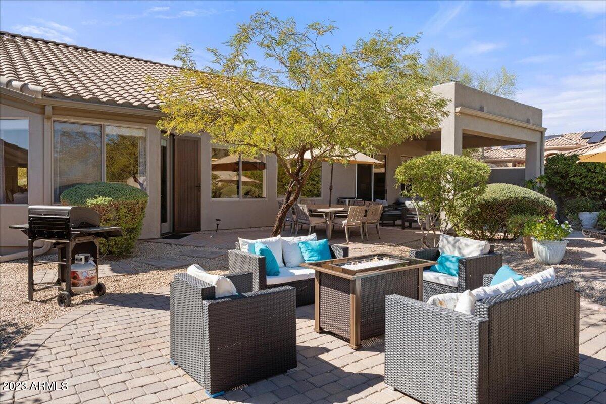 14257 North 106th Place Scottsdale, AZ 85255 - Photo 49 of 58 a living room filled with furniture