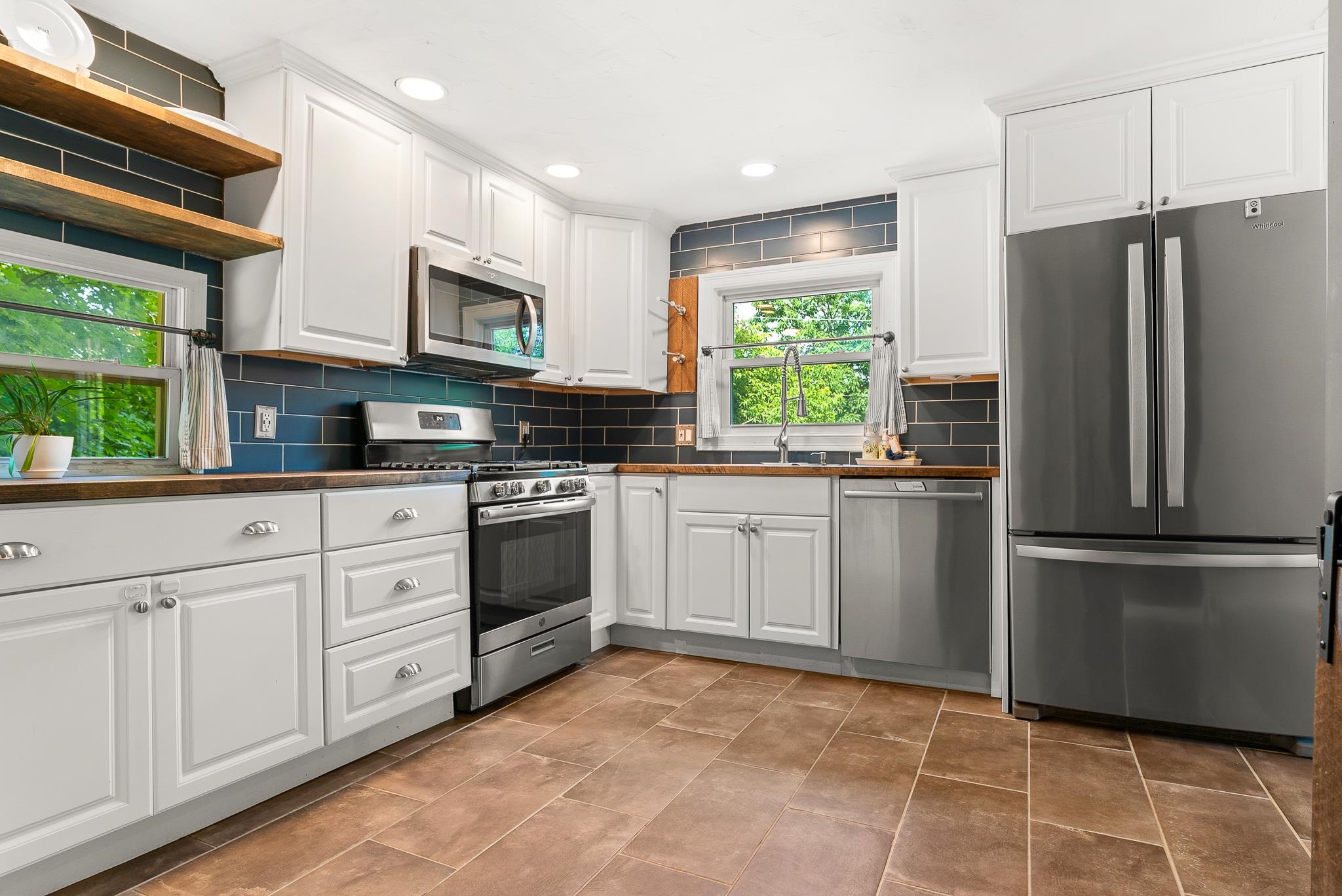 447 West River Road Hooksett, NH 03106 - Photo 10 of 46