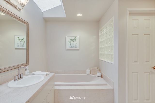 $1,172,050 | 4043 170th Avenue Southeast, Bellevue, WA 98008