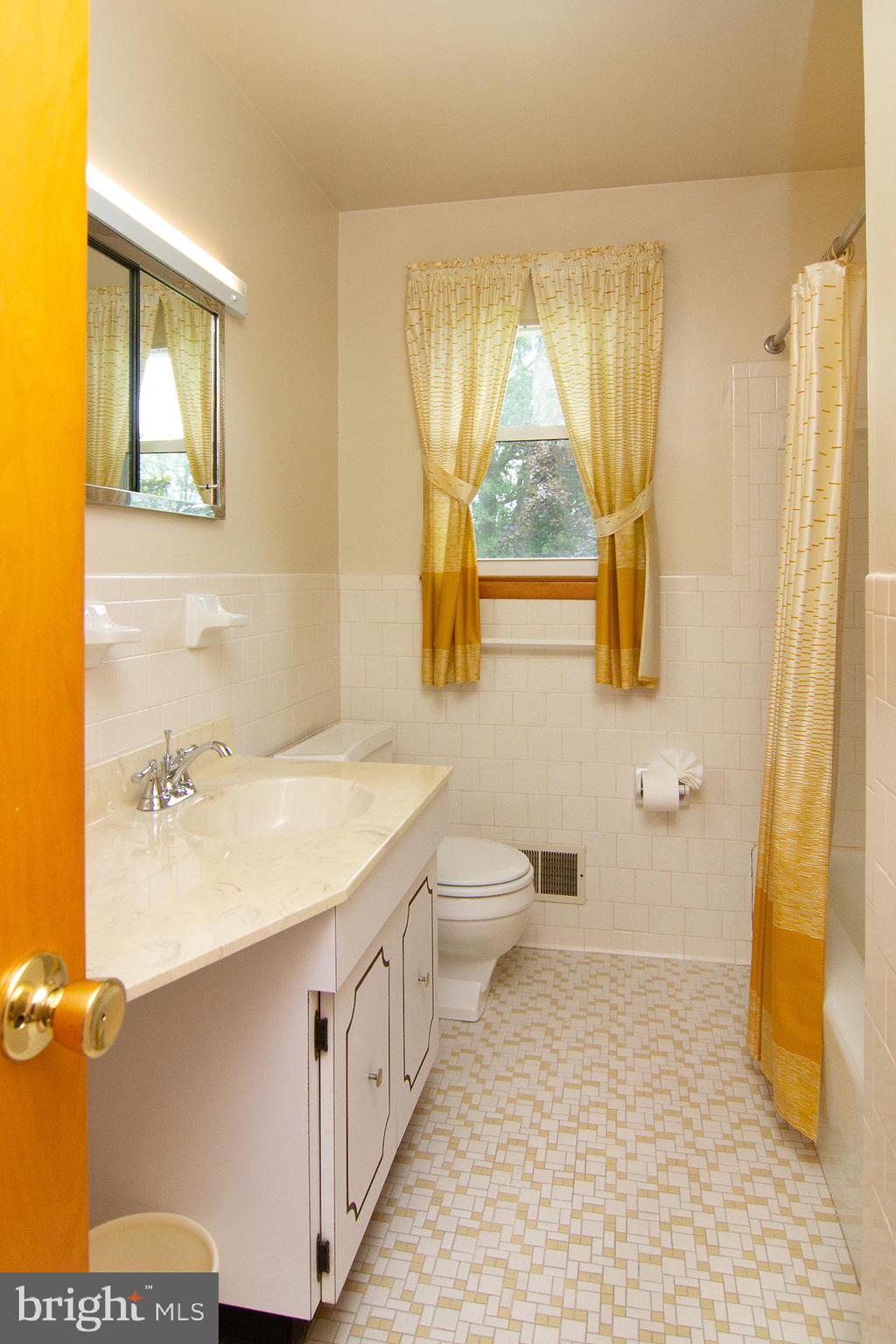9505 Dawnvale Road Baltimore, MD 21236 - Photo 11 of 24 Bath