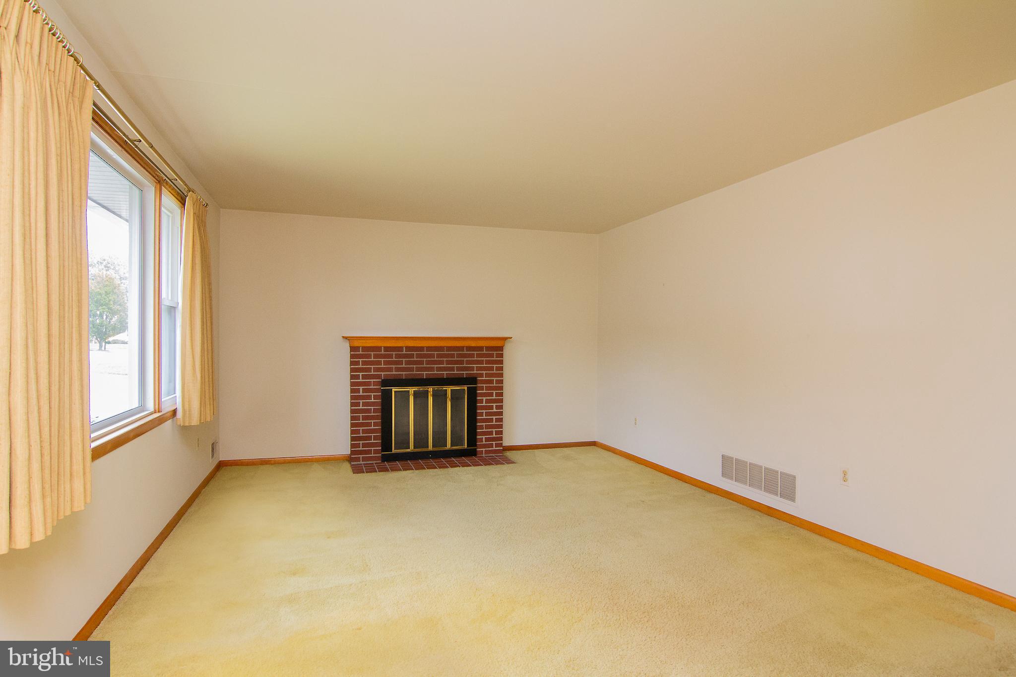 9505 Dawnvale Road Baltimore, MD 21236 - Photo 5 of 24 Living Room