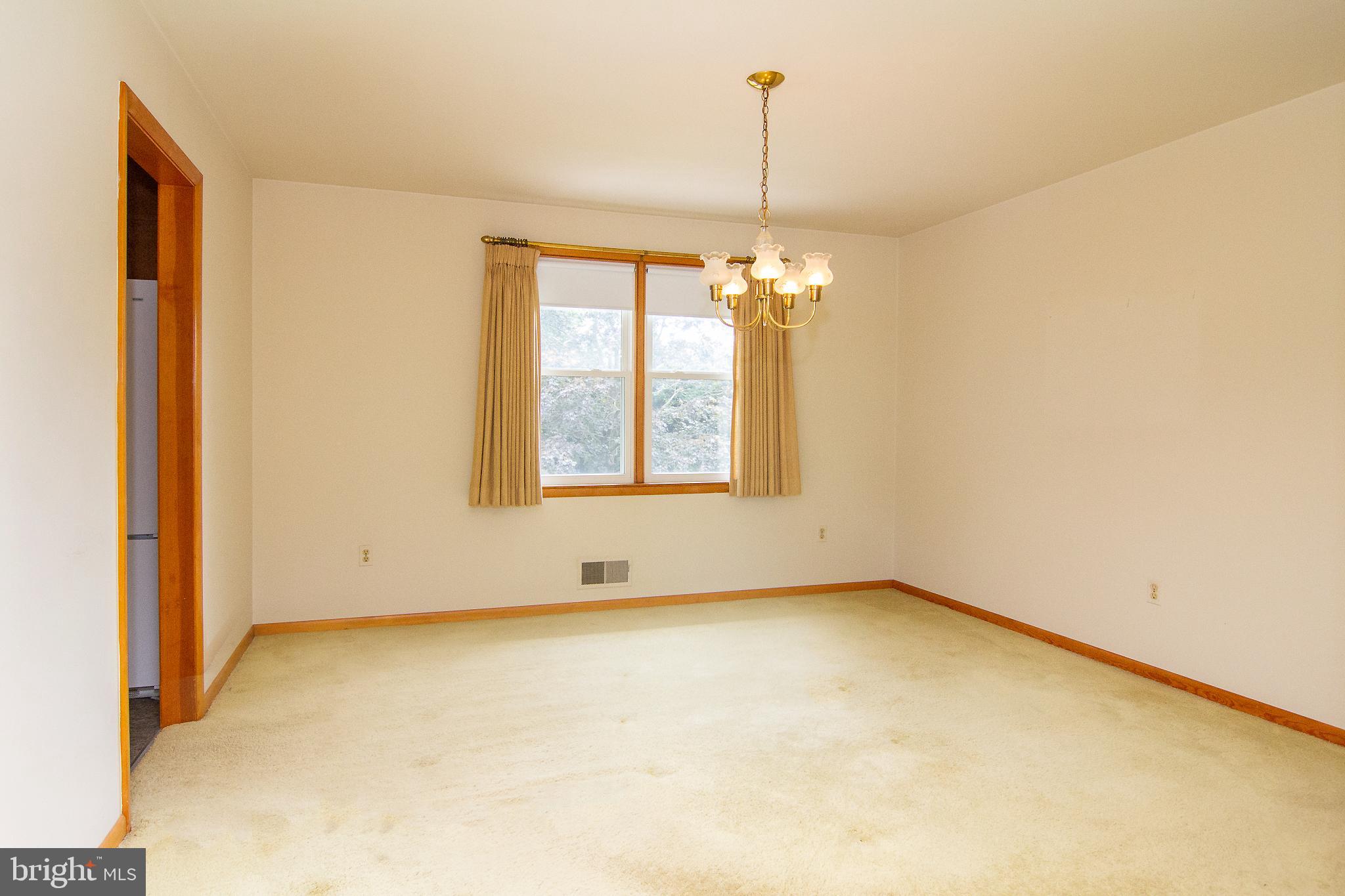 9505 Dawnvale Road Baltimore, MD 21236 - Photo 7 of 24 Living Room