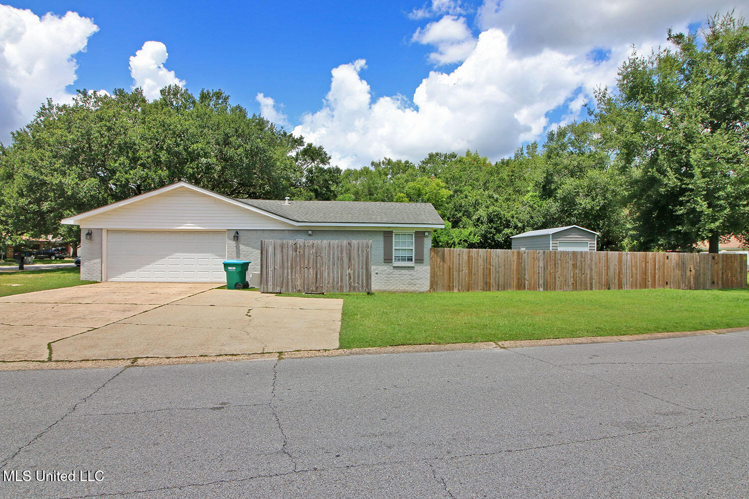 3249 Nottingham Road Ocean Springs, MS 39564 - Photo 40 of 57 Garage side view