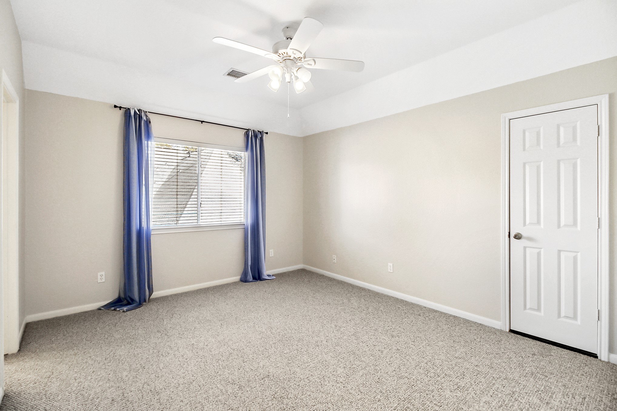 803 Chisel Point Drive Houston, TX 77094 - Photo 28 of 36 an empty room with windows and fan