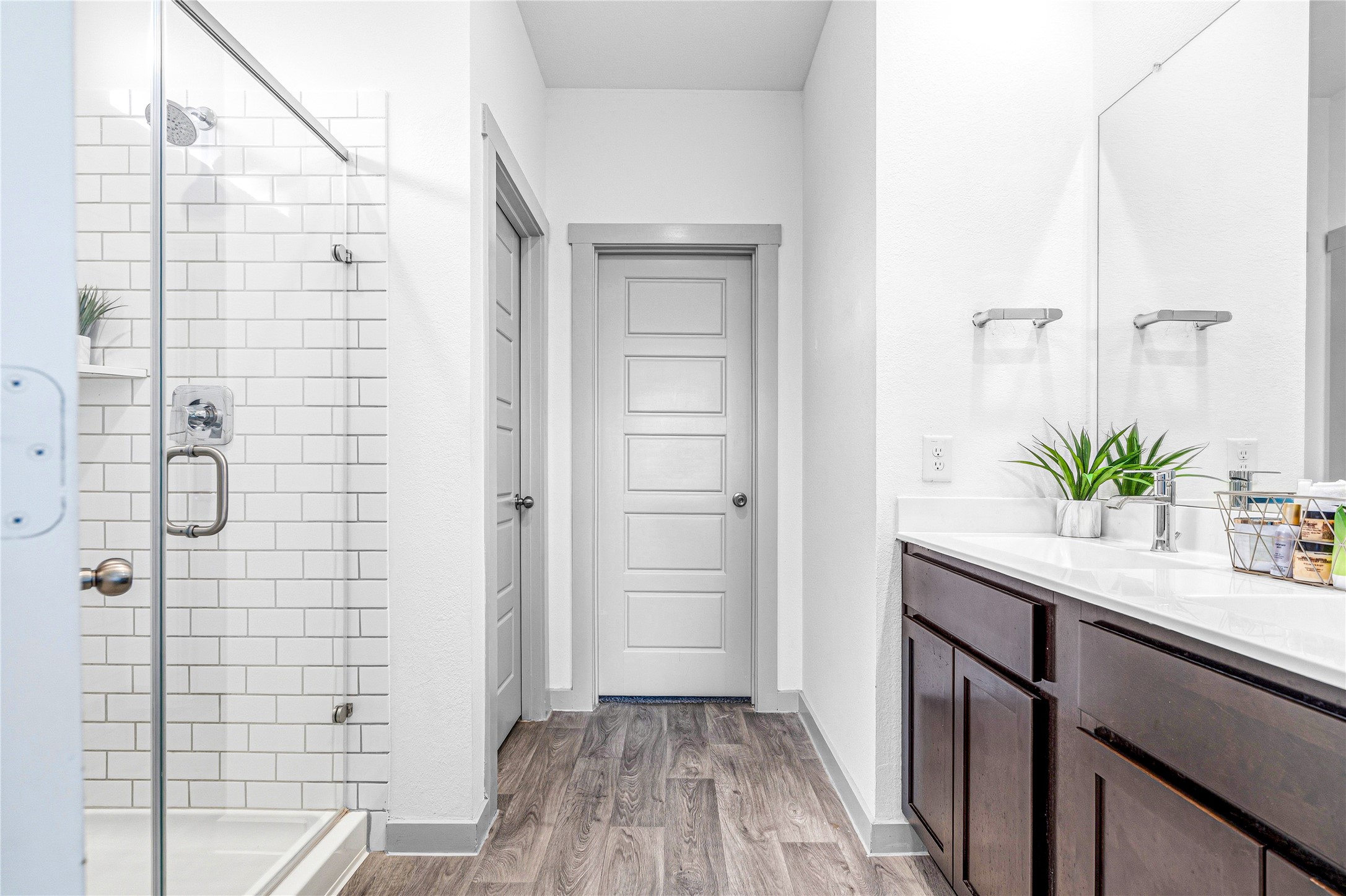 12566 Fleet River Road Houston, TX 77047 - Photo 14 of 30 Elegance primary washroom