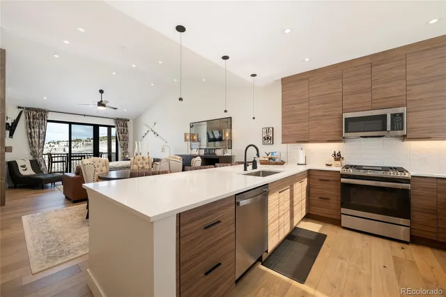 a close up view of a washer and dryer