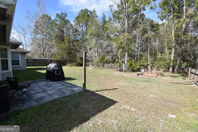 a view of yard with tree