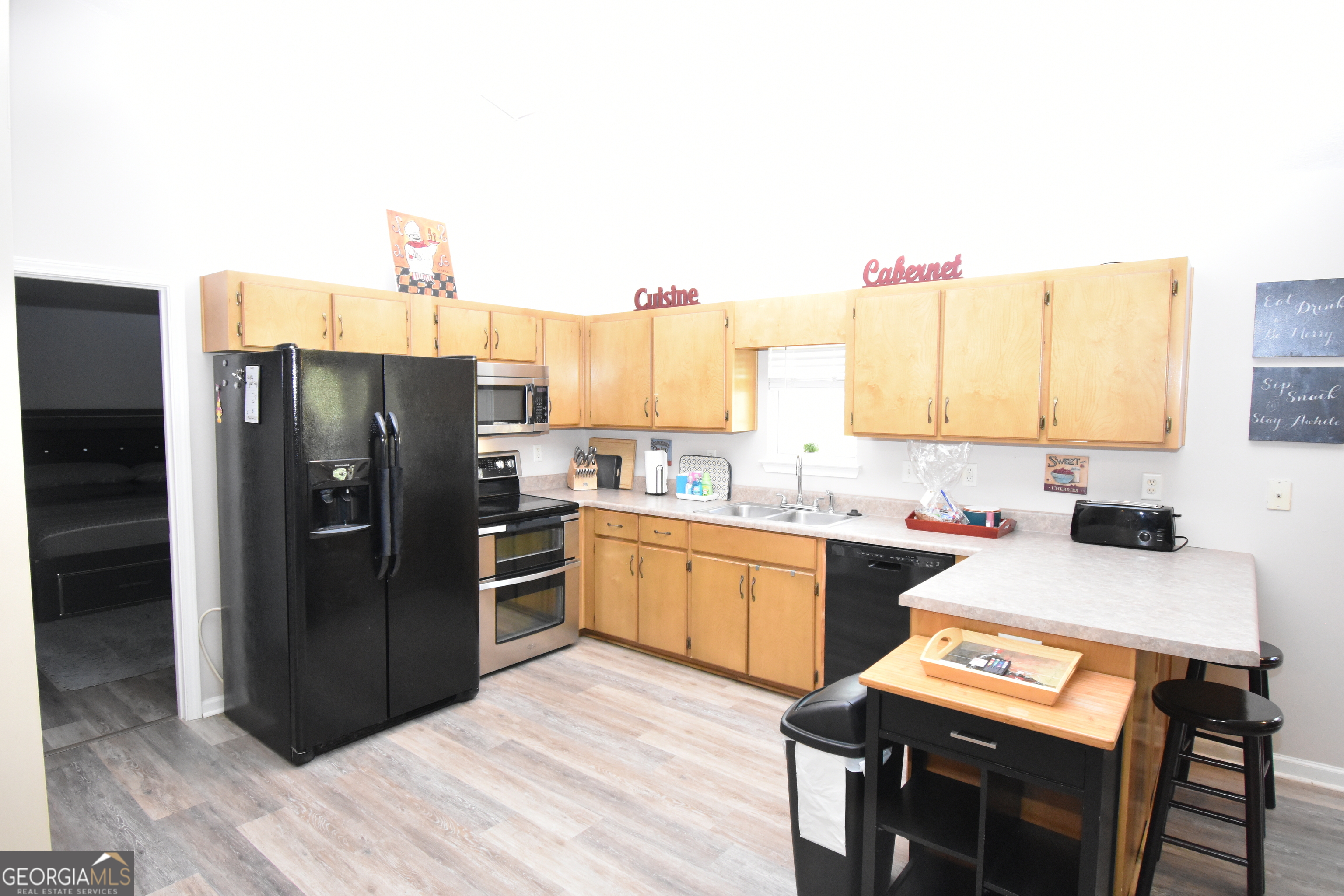 218 Lake Forest Drive Kingsland, GA 31548 - Photo 5 of 17 a kitchen with a refrigerator and a stove top oven