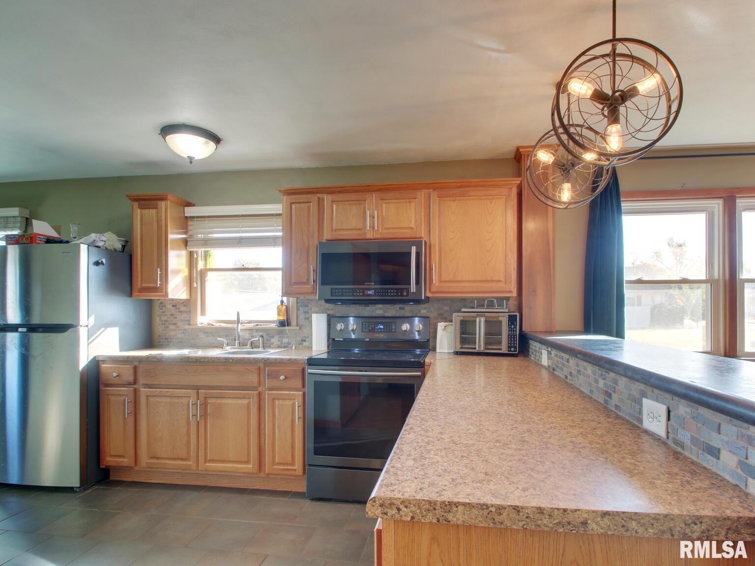 1229 Spruce Street Quincy, IL 62301 - Photo 3 of 27