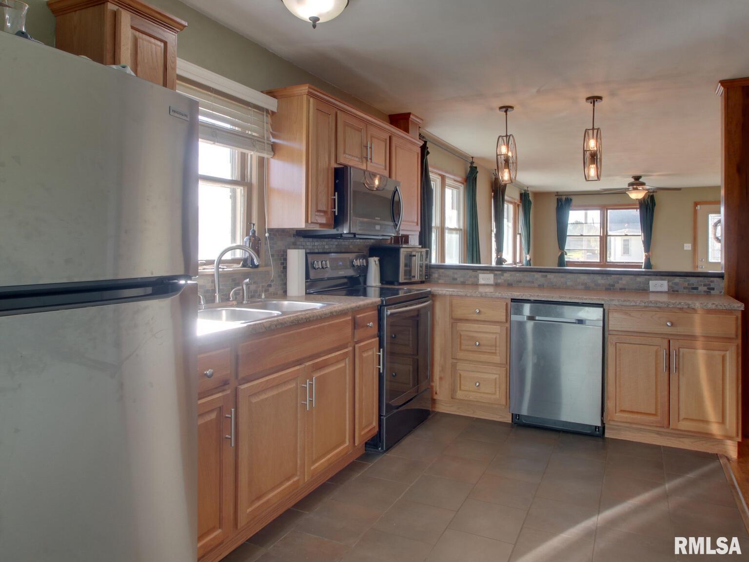 1229 Spruce Street Quincy, IL 62301 - Photo 4 of 27