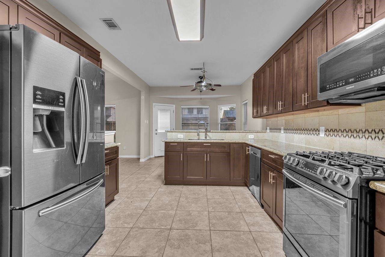23915 Spring Oak Drive Spring, TX 77373 - Photo 4 of 37 Gallery Image 4