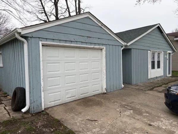 a view of a house with backyard