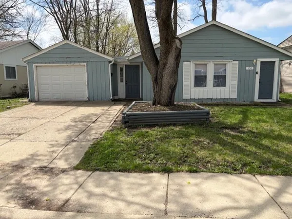 $279,000 | 100 Hickory Drive, Carpentersville, IL 60110