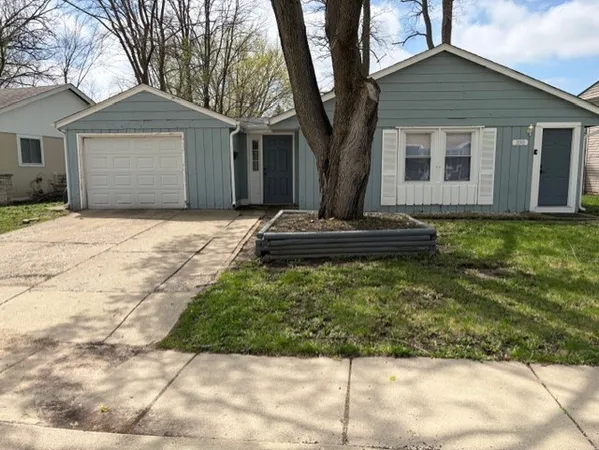 $279,000 | 100 Hickory Drive, Carpentersville, IL 60110