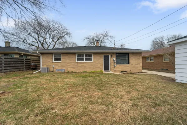 $290,000 | 821 Saxony Drive, Racine, WI 53402