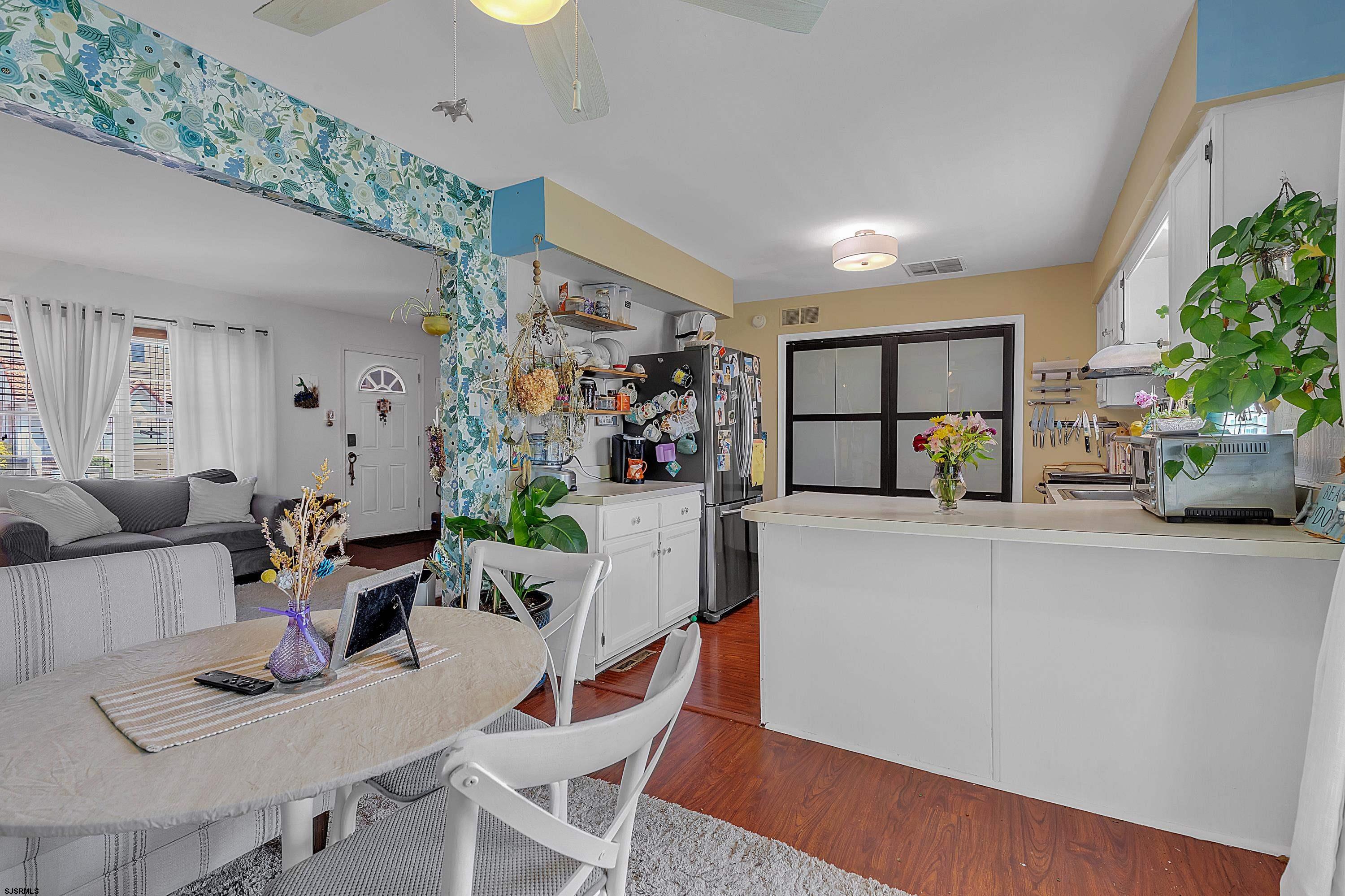 316 Gull Cove Brigantine, NJ 08203 - Photo 9 of 32 a living room with furniture and a potted plant