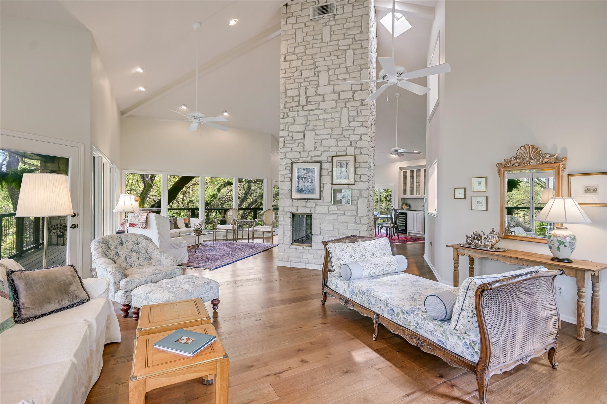 3901 Prentice Lane Austin, TX 78746 - Photo 6 of 40 Soaring vaulted ceilings create a bright and airy atmosphere while enhancing the home’s treehouse-like feel.