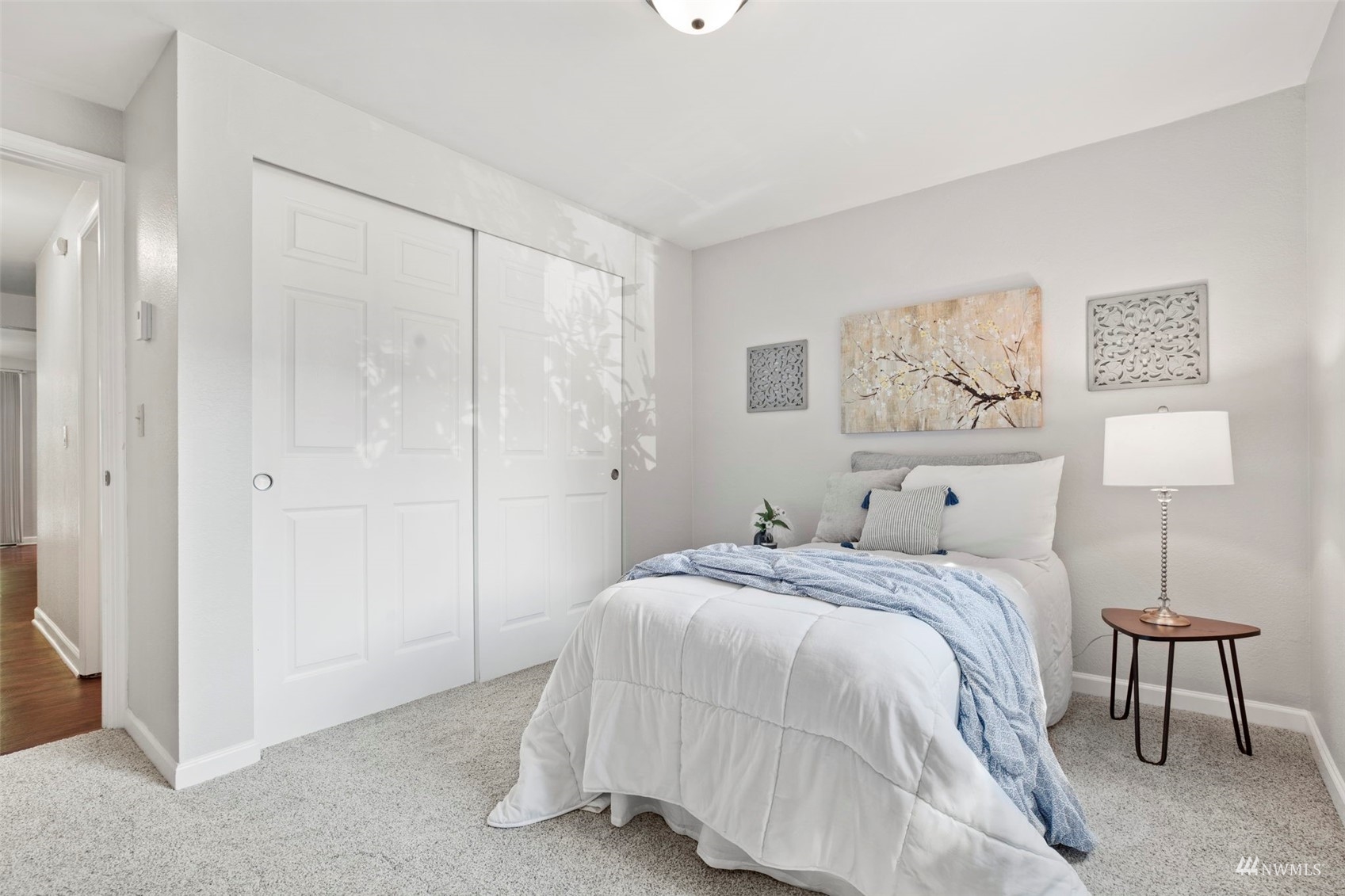 820 Cady Road, Unit F107 Everett, WA 98203 - Photo 19 of 33 a bedroom with a bed and a lamp