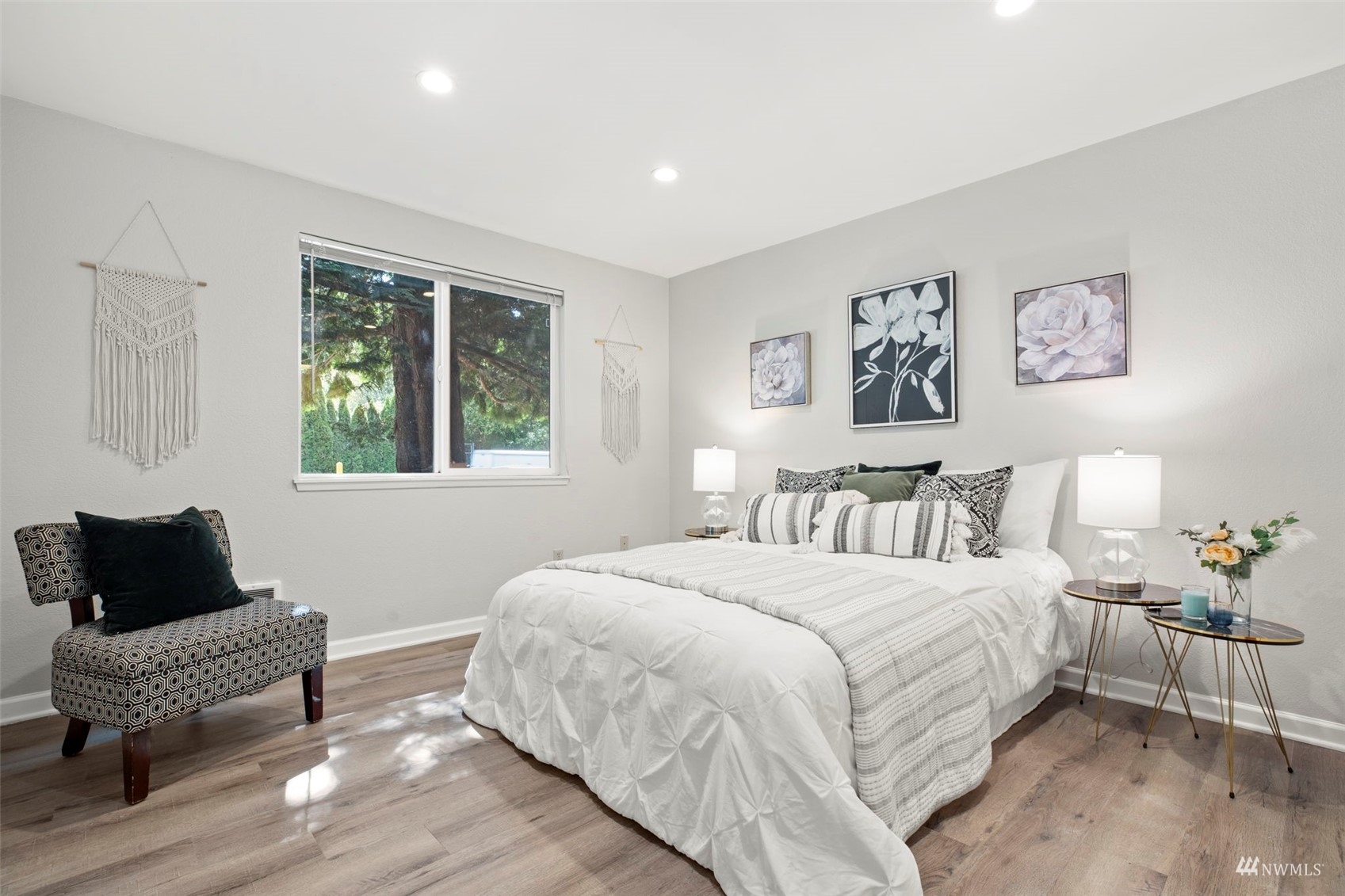 820 Cady Road, Unit F107 Everett, WA 98203 - Photo 20 of 33 a bedroom with a bed and a couch