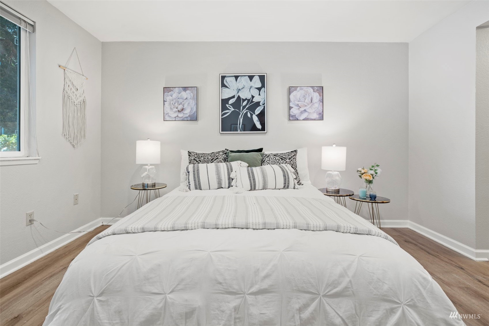 820 Cady Road, Unit F107 Everett, WA 98203 - Photo 21 of 33 a bedroom with a bed and painting on the wall