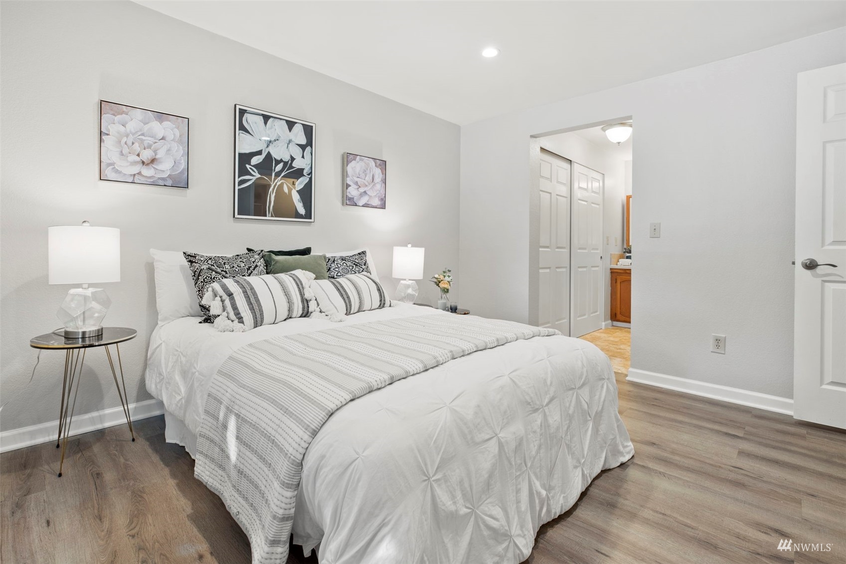 820 Cady Road, Unit F107 Everett, WA 98203 - Photo 22 of 33 a bedroom with a bed and painting on the wall