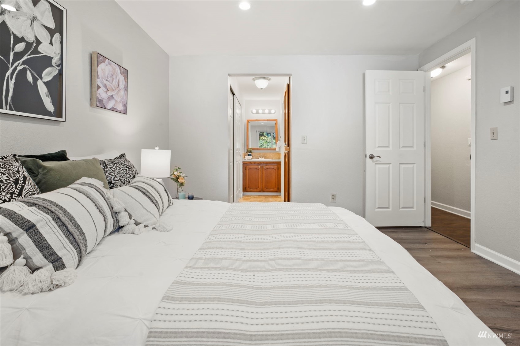 820 Cady Road, Unit F107 Everett, WA 98203 - Photo 24 of 33 a bedroom with a bed and wall painting