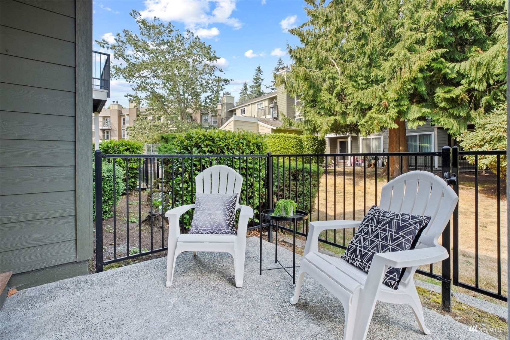 820 Cady Road, Unit F107 Everett, WA 98203 - Photo 30 of 33 a view of a chair in wooden deck