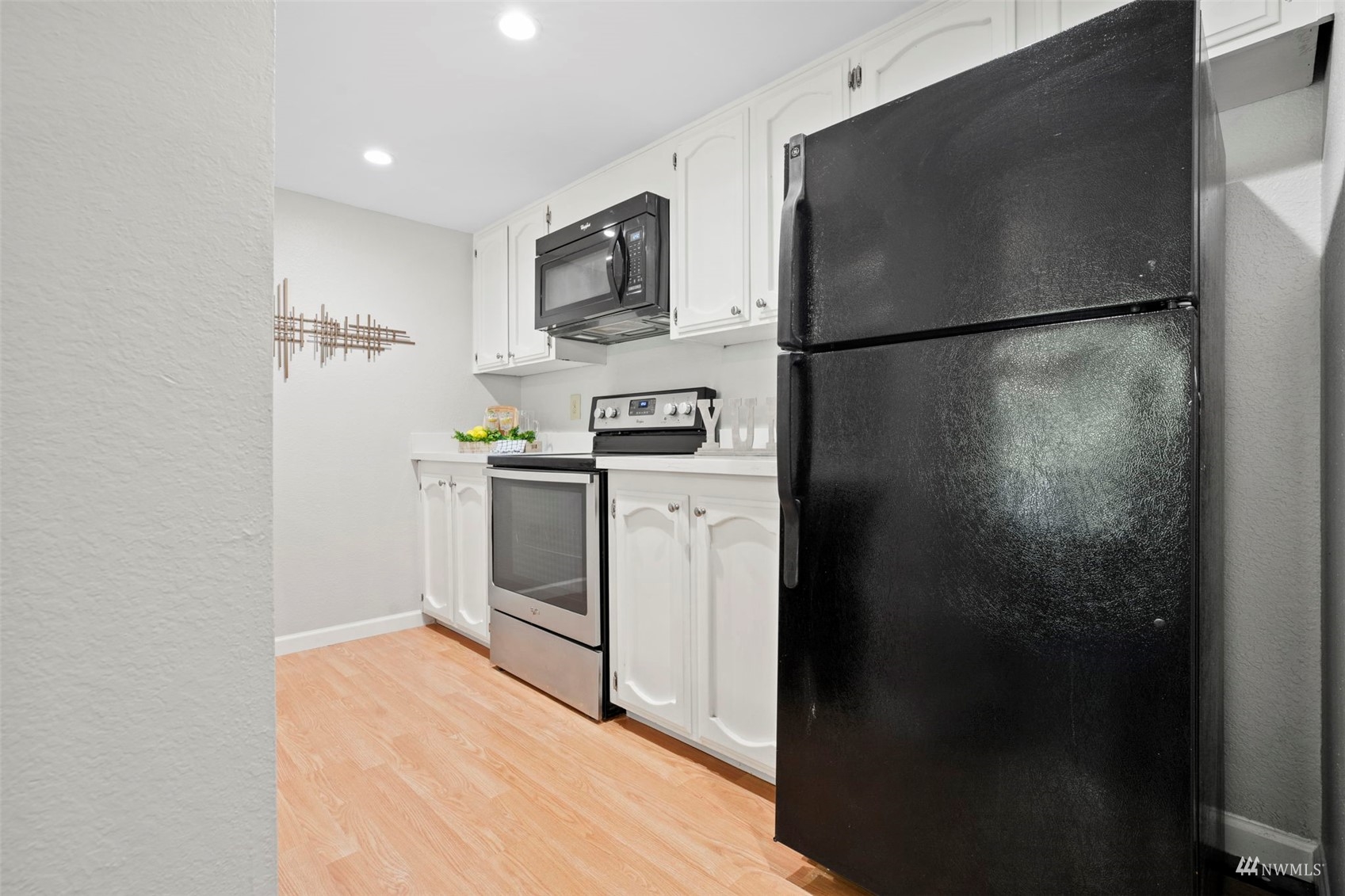 820 Cady Road, Unit F107 Everett, WA 98203 - Photo 10 of 33 a kitchen with a refrigerator and a sink