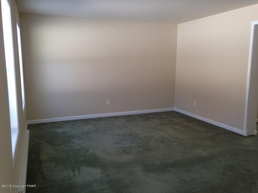 4251 High Road Cresco, PA 18326 - Photo 2 of 14 Livng room