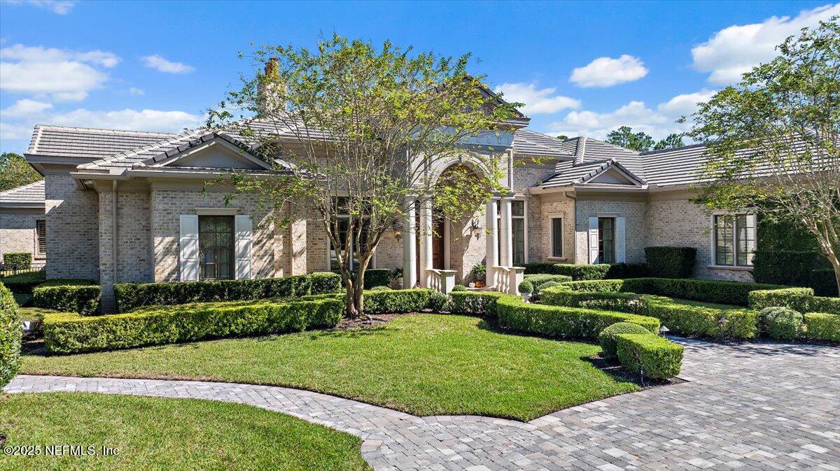 Circular Driveway & Side Entry Guest