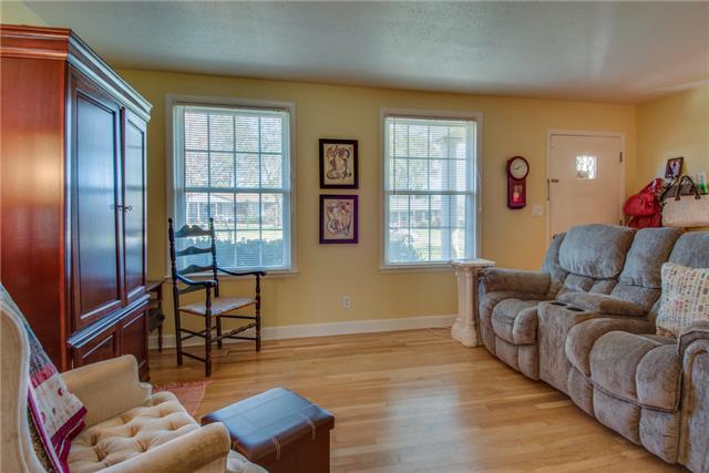 313 Gates Road Goodlettsville, TN 37072 - Photo 3 of 19 Alternate angle of the living room with view of the front door and entryway.