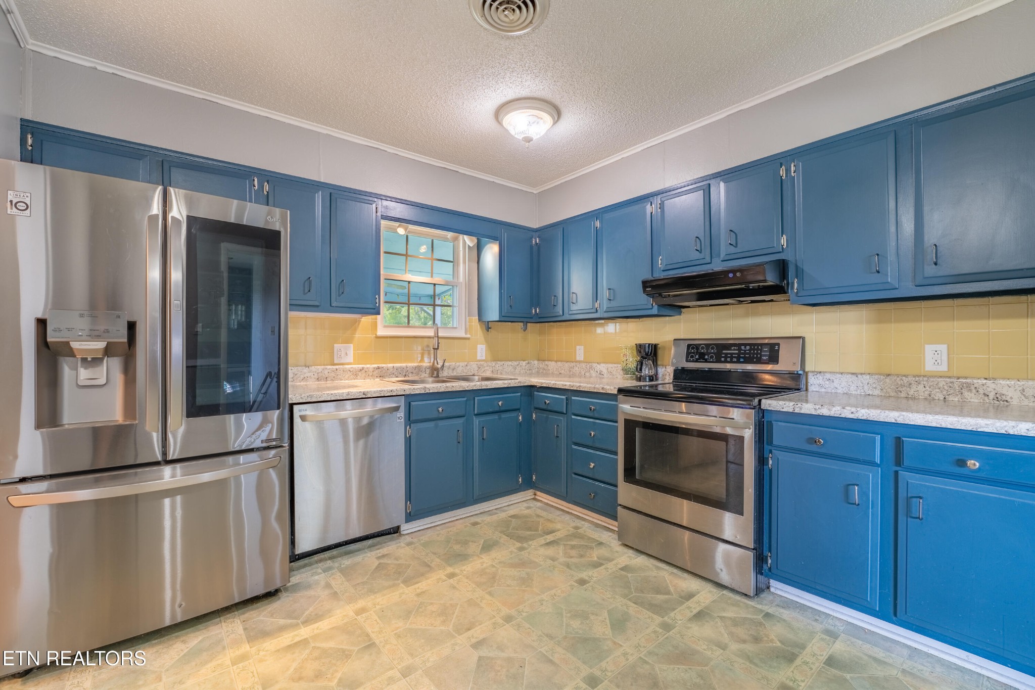 7725 Cranley Road Powell, TN 37849 - Photo 8 of 43 a kitchen with granite countertop stainless steel appliances and wooden cabinets