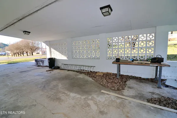 $300,000 | 108 West 1st Avenue, Oneida, TN 37841