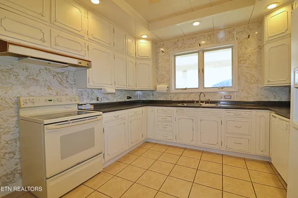 $300,000 | 108 West 1st Avenue, Oneida, TN 37841